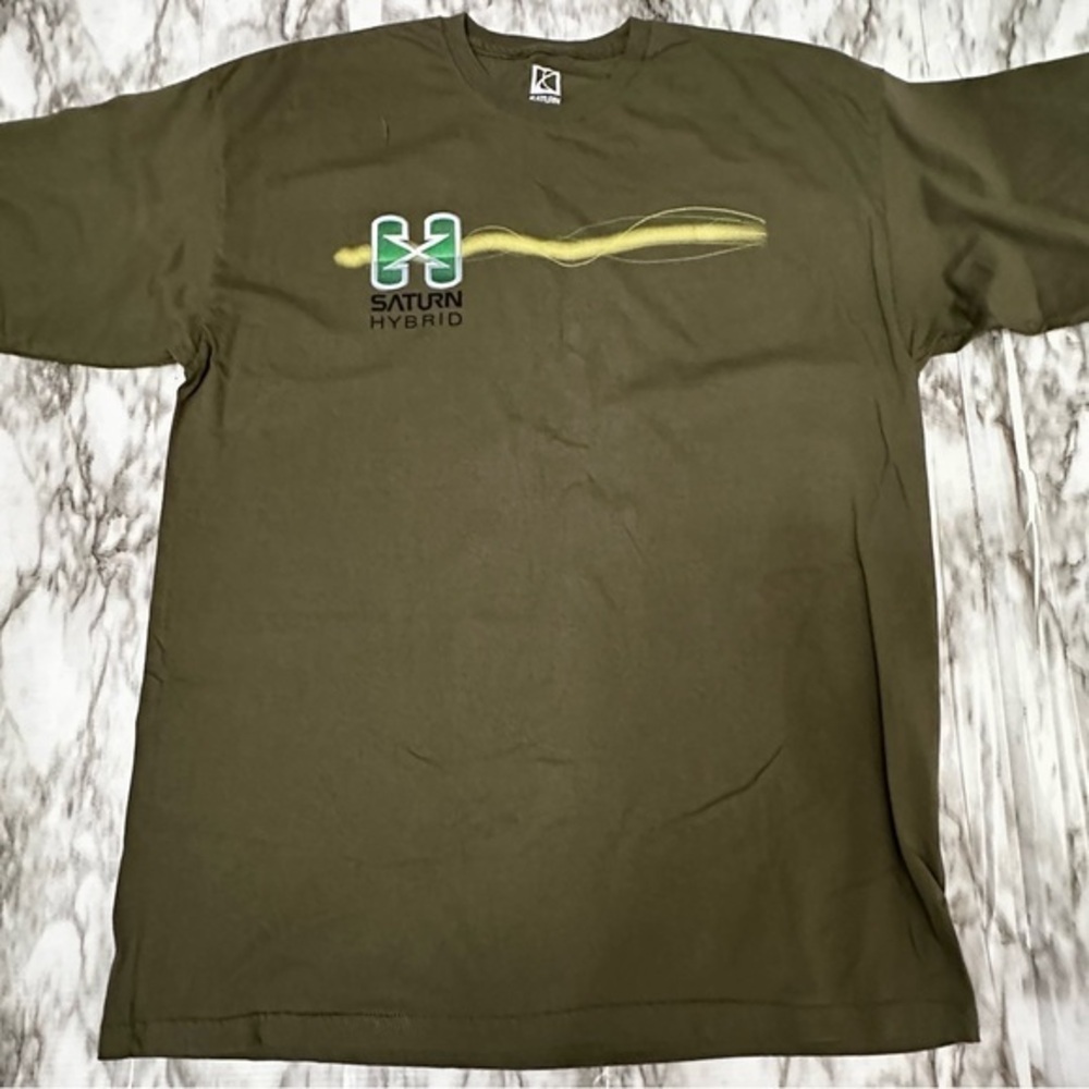 Olive Green Men's Short Sleeve Tee Saturn Auto Car Hybrid Advertisement Merch